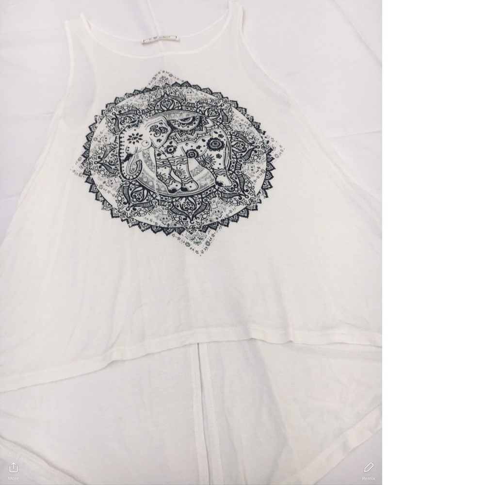 Beautiful designed white tank top!😇